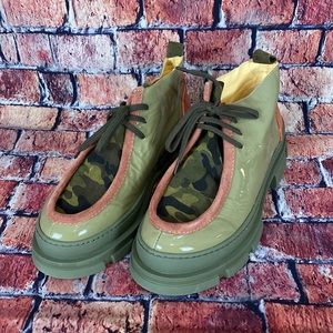 Dulis Wallabee Shoes in Olive/Salmon